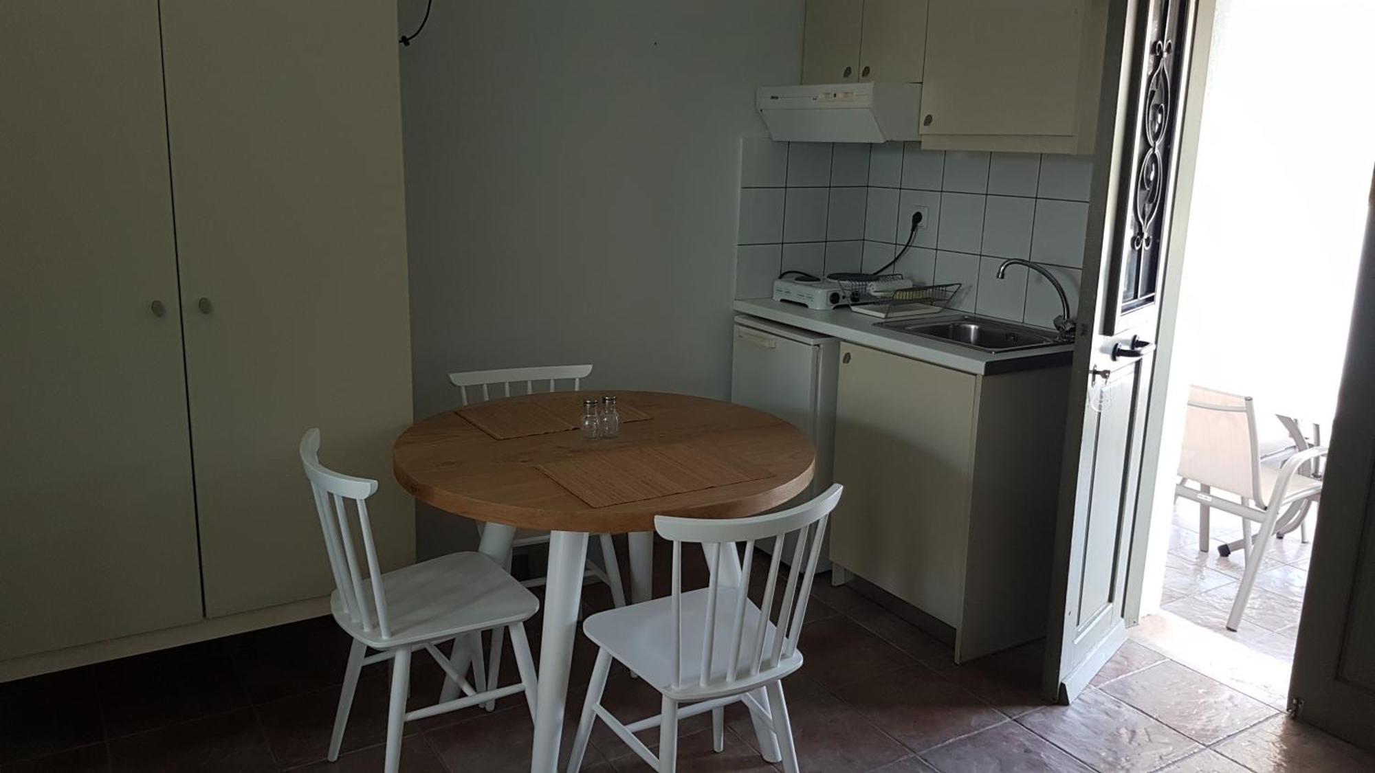 Aeolus Pool Apts パレカストロ エクステリア 写真