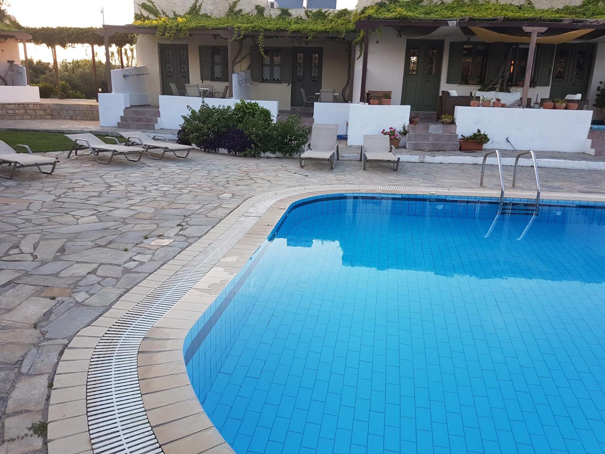 Aeolus Pool Apts パレカストロ エクステリア 写真