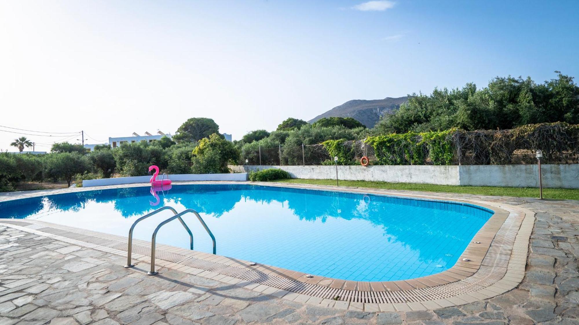 Aeolus Pool Apts パレカストロ エクステリア 写真