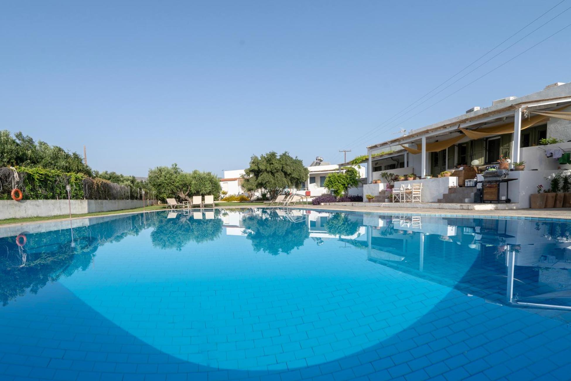 Aeolus Pool Apts パレカストロ エクステリア 写真